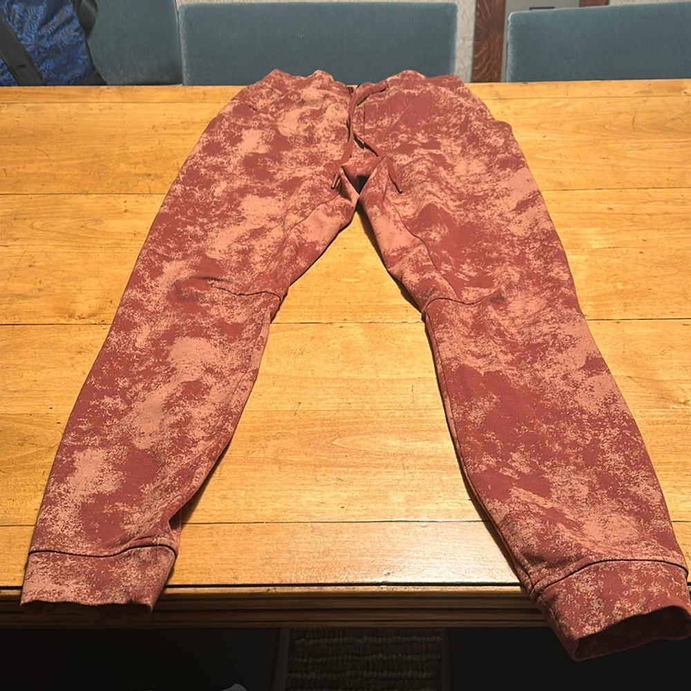 Like new condition Lululemon sweatpants, extra small rust, camouflage w/ pockets